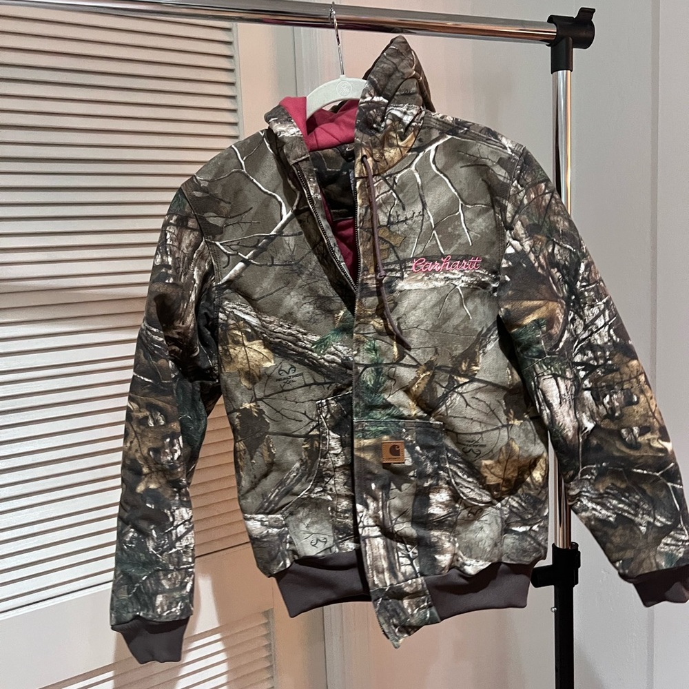 Carhartt Realtree Camo Jacket with Hood $ Pink Interior size XS like new!